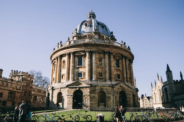 Activities in Oxford for young adults: punting on the river, exploring historic colleges, visiting museums